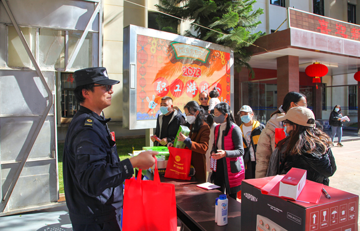 1674135396746137.jpg (小圖)領(lǐng)獎1.jpg